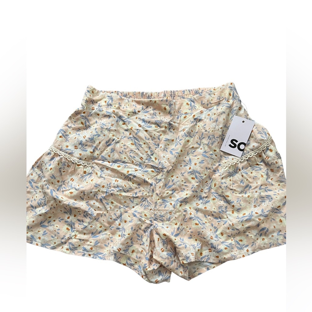NWT floral shorts, size small never worn